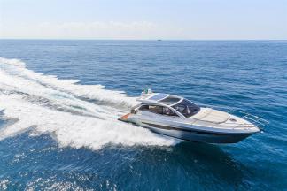 Motoryacht in Fahrt Motorboot in Fahrt