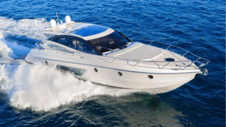 Motorboot in flotter Fahrt